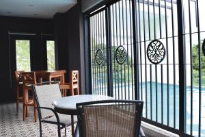 Bazén v ubytování Treasures Hotel and Suites nebo v jeho okolí