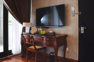 TV a/nebo společenská místnost v ubytování Treasures Hotel and Suites