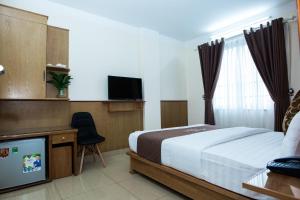 a hotel room with a bed and a tv at Hoa Phuong Hotel in Hai Phong +16 photos