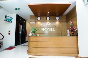 a hotel lobby with a hotel sign above a counter at Hoa Phuong Hotel in Hai Phong