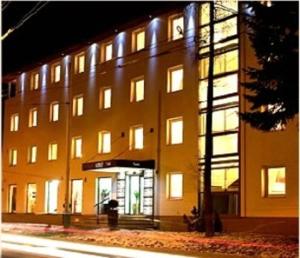 un gran edificio con luces en el lateral en Hotel Galileo, en Žilina