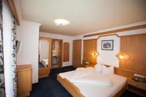 En eller flere senge i et værelse på Hotel Garni Schmid