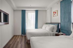 Una cama o camas en una habitación de Adaline Hotel and Suite