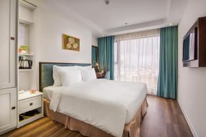 Una cama o camas en una habitación de Adaline Hotel and Suite