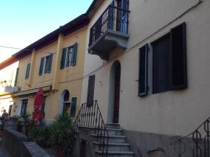 a building with stairs and a balcony on it at Casetta Galassi in Cinigiano