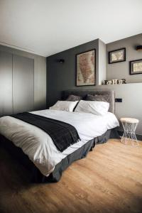 1 dormitorio con 1 cama grande en una habitación en Alicante loft, en Alicante