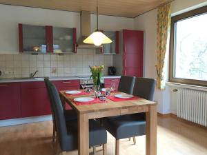 ベルンカステル・クースにあるFerienwohnung Moselblick Bernkastel-Kuesのキッチン(木製テーブル、椅子付)、ダイニングルーム