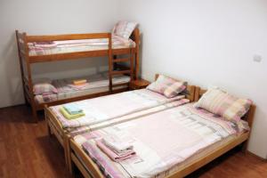 2 Etagenbetten in einem Zimmer mit in der Unterkunft Stara Planina Vila Vesela kuca in Jalovik Izvor