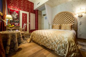 Cama ou camas em um quarto em Imperial Hotel & Restaurant