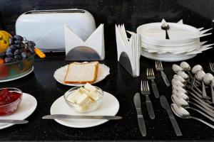 Silver Oak في جورجاون: طاولة مليئة بالأطباق والأواني البيضاء