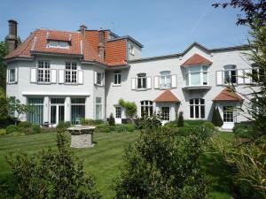una gran casa blanca con patio en La Villa Carat Croix, en Croix