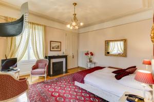 Un pat sau paturi într-o cameră la Hostellerie de Genève