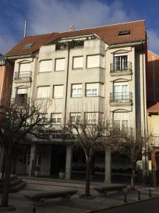 a large white building with a red roof at Hotel Los Angeles in La Bañeza