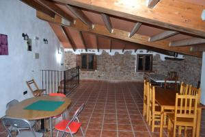 ヴィラファメスにあるLA COVETA - Aptos. Vilapartのテーブルと椅子が備わるレンガの壁の客室です。