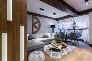 a living room with a couch and a table at Apartament Szymaszkowa Relax Ski Odkryj Zakopane in Zakopane