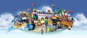 un parc d'attractions legoland dans le ciel dans l'établissement Hestkær Family Rooms Summer Camp, à Krogager