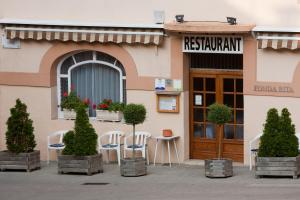 Reštaurácia alebo iné gastronomické zariadenie v ubytovaní Fonda Rita