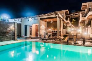 Bazén v ubytování Thuan Resort nebo v jeho okolí