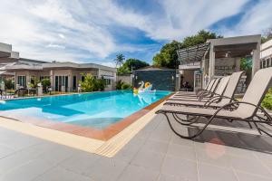 Bazén v ubytování Thuan Resort nebo v jeho okolí