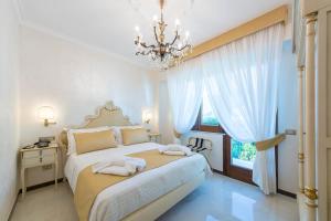 a bedroom with a bed and a chandelier at B&B Palazzo Montesanto in Maiori