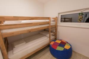 Habitación con 2 literas y una pelota. en Apartmani MONT 1, en Jahorina