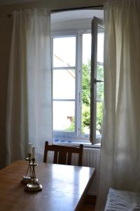 einen Esstisch mit einem Fenster und Kerzen darauf in der Unterkunft Altes Pfarrhaus Altersberg in Trebesing