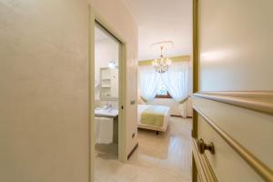 a room with a bed and a bathroom with a mirror at B&B Palazzo Montesanto in Maiori