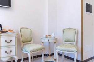 two chairs and a table in a room at B&B Palazzo Montesanto in Maiori