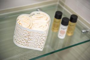 a container of moisturizers and other products on a glass table at B&B Palazzo Montesanto in Maiori