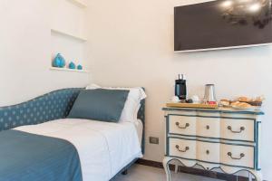 a small bedroom with a bed and a dresser at B&B Palazzo Montesanto in Maiori
