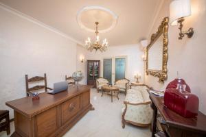 a living room with a desk and a mirror at B&B Palazzo Montesanto in Maiori
