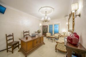 a living room with a desk and chairs at B&B Palazzo Montesanto in Maiori