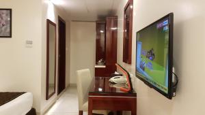 TV o dispositivi per l'intrattenimento presso The AVR Hotels & Banquets