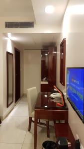 TV o dispositivi per l'intrattenimento presso The AVR Hotels & Banquets