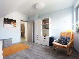 オストゼーバート・ディアーハーゲンにあるFerienwohnung Toplaterneの青い壁のベッドルーム1室、椅子1脚が備わります。