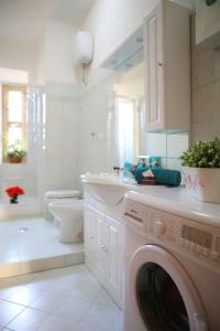 a bathroom with a washing machine and a sink at Linda Musei Vaticani in Rome