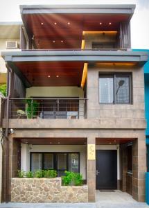 Casa con porche y balcón en The Sunbeam Hideaway B&B, en Luodong