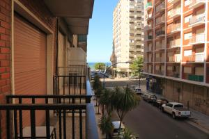 balcone con vista su una strada. di Ferbus monoambiente a Mar del Plata