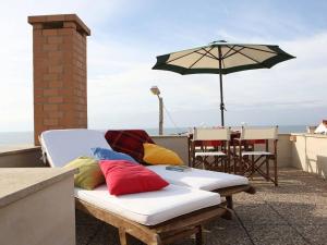 聖佩羅德姆的住宿－Beach House, 50 meters from the sea，庭院里摆放着一把带遮阳伞的枕头