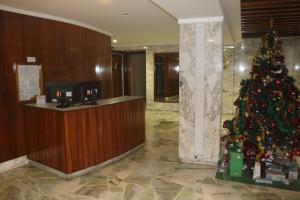 un albero di Natale nella hall di un hotel di Ferbus monoambiente a Mar del Plata