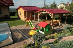 um parque de brinquedos com uma casa e um escorrega em Noclegi Na Bukowym Stoku em Czaniec