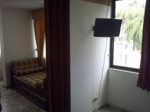 salon z kanapą i oknem w obiekcie ApartaSuites Hotel Montecarlo w mieście Cali