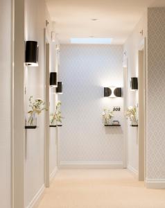 A television and/or entertainment centre at La Couronne Atelier - Dependance
