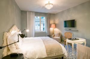 A bed or beds in a room at La Couronne Atelier - Dependance
