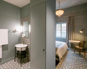 A bed or beds in a room at La Couronne Atelier - Dependance