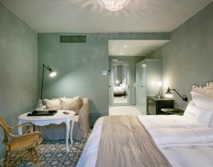 A bed or beds in a room at La Couronne Atelier - Dependance