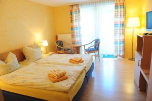 ein Hotelzimmer mit einem Bett und einem Tisch in der Unterkunft Gasthaus Jütte in Ebergötzen