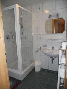 Vonios kambarys apgyvendinimo įstaigoje Honsnhof