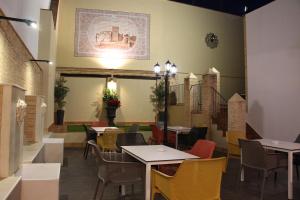 un restaurant avec des tables et des chaises et une peinture murale. dans l'établissement Casa Rural Andalucia Mia, à Aracena