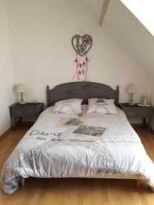 La longère Champenoise في Prugny: غرفة نوم مع سرير مع ملصق على الحائط